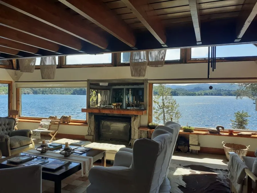 Interior cálido con sillones y vista al lago