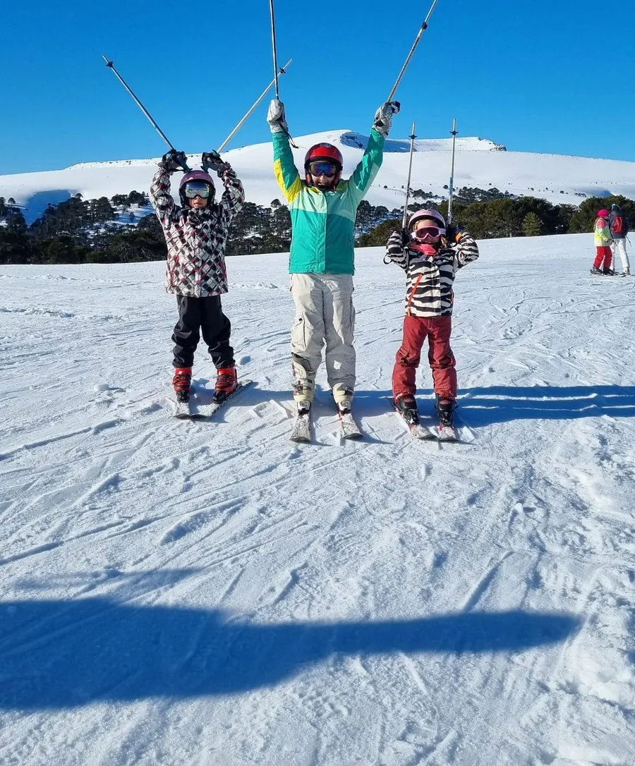 Chicos esquiando en la nieve del Batea Mahuida