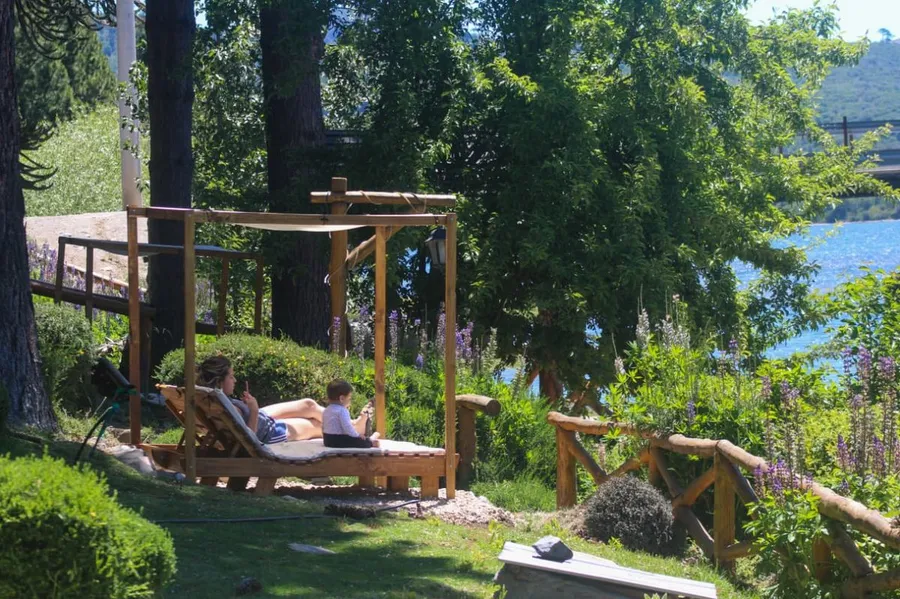 Mamá y su hijo descansando frente al lago en verano