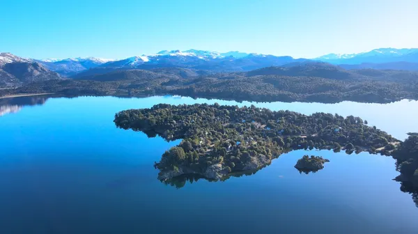 Vista aérea de la península de Villa Pehuenia sobre el lago
