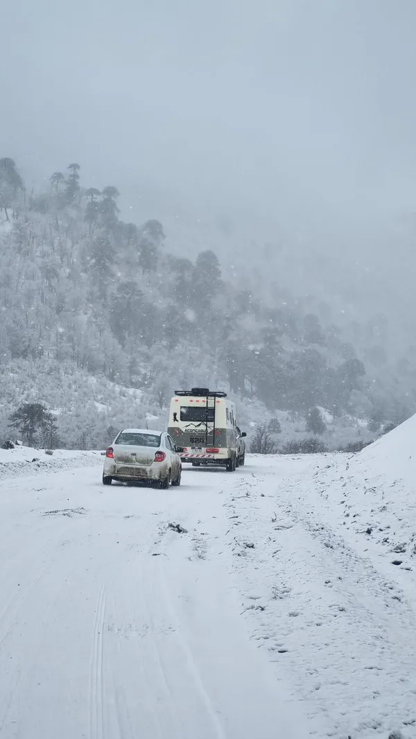 Vehículo 4x4 en un camino nevado