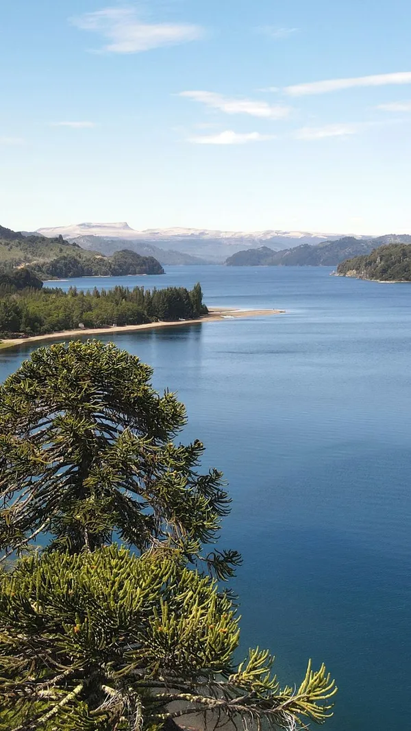 Vista aérea del lago con la meseta de fondo