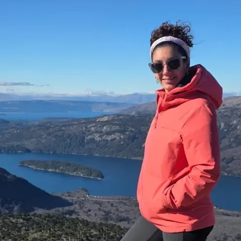 Lourdes, guía y cofundadora de Neukenia Turismo en Villa Pehuenia
